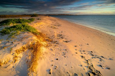 Yaz günbatımı dünyanın en güzel sahillerinden birinde ve su sporları, uçurtma sörfü, rüzgar sörfü için bir yer. Coche Adası, Venezuela. Dünyayı dolaşmak..
