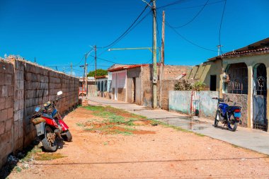 Venezuela Karayip adasındaki bir köyde park edilmiş motosikletler. Dünyanın dört bir yanındaki fakir köylerde hayat..