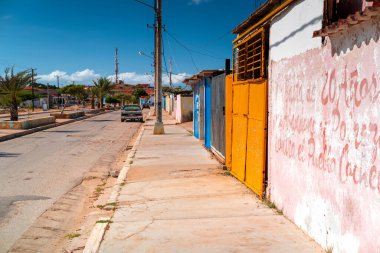 Caracas, Venezuela yakınlarındaki San Pedro de Coche şehrindeki güzel koloni evleri. Latin Amerika 'da bir kasaba.