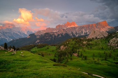Güney Tyrol, Dolomitler, gün batımında dağlar.