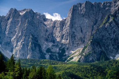 Julian Alpleri 'nin, Udine' in, İtalya 'nın yüksek zirvelerinin muhteşem sabah manzarası. Lago di Fusine Superiore.