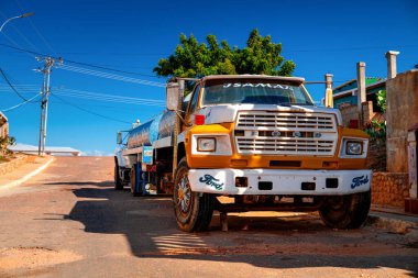 Renkli bir Ford su kamyonu Venezuela 'da Coche Adası' ndaki fakir bir kasabanın sokaklarında.