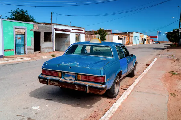 Venezuela caddesinde eski püskü bir araba. Latin Amerika ülkesinde taksi. Koloni binaları.