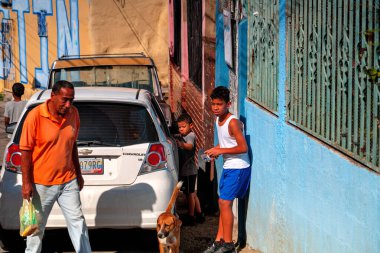 Caracas, Venezuela 'lı çocuklar sokaklarda, fakir bir ülkede hayat. Latin Amerika. Gülümseyen ve zavallı çocuklar.