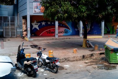 San Augustin, Caracas, Venezuela 'da gecekondu mahallesi. Latin Amerika sokaklarında motosikletler. Büyük şehirlerdeki fakir mahalleler.