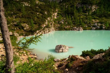 Avrupa 'nın inanılmaz gölleri. Sorapis Gölü, Dolomitler, İtalya.