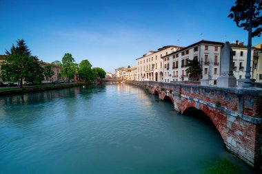 Treviso, İtalya 'daki su kanalı. Güzel İtalyan renkli kasabaları. Kasabada renkli evler.