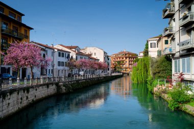 Treviso, İtalya 'daki su kanalı. Güzel İtalyan renkli kasabaları. İtalya 'dan kartpostal.