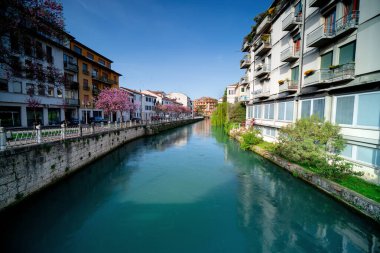 Treviso, İtalya 'daki su kanalı. Güzel İtalyan renkli kasabaları. İtalya 'dan kartpostal.