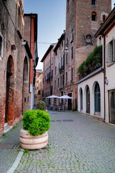 İtalya 'da tipik dar bir sokak. Güzel şehir Treviso.