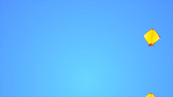 Kleurrijke Vlieger Vorm Vliegen Blauwe Achtergrond Makar Sankranti Abstract Vliegerdeeltjes — Stockvideo