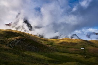 İspanyol pirenelerinde bulutlar tarafından gizlenmiş dağ zirveleri.