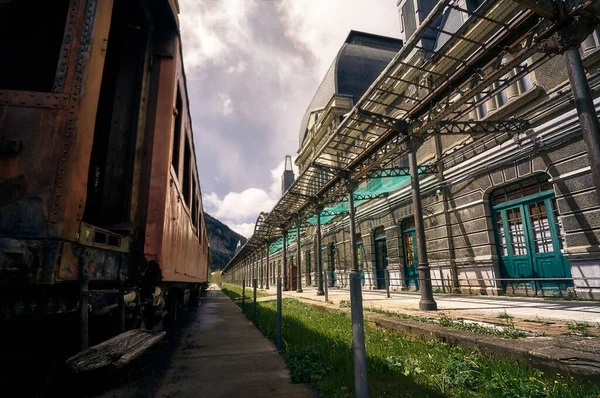 Spanyol Pirenelerinde Canfranc Huesca Terk Edilmiş Bir Tren Istasyonunda Terk — Stok fotoğraf