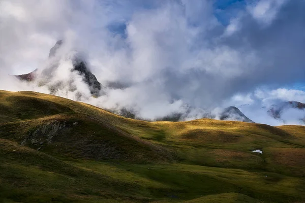 Picos Montanha Escondidos Por Nuvens Nos Pirinéus Espanhóis — Fotografia de Stock
