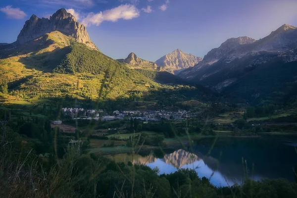 İspanyol Pireneleri 'nde bir gölün yanında küçük bir köy.