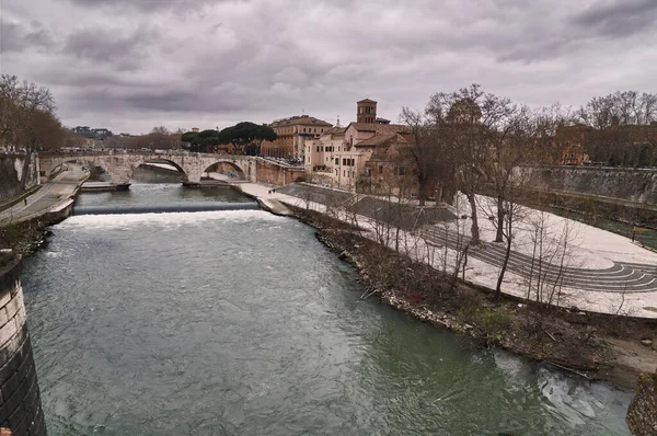 Θέα Του Ποταμού Τίβερη Στη Ρώμη Γέφυρα Που Διασχίζει Νησί — Φωτογραφία Αρχείου