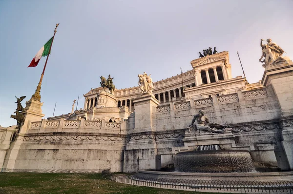 Wasserquelle Und Statue Der Fassade Des Parlamentsgebäudes Rom — Stockfoto