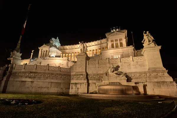 Gece Roma parlamento binası.