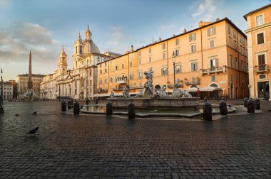 Navona Meydanı 'nın panoramik manzarası, fıskiyelerden biri ve Agone Kilisesi' ndeki Santa Agnese 'li fotoğrafta kimse yok.