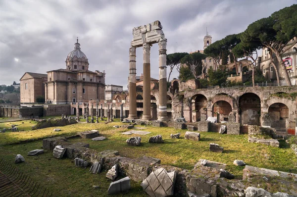 Arka planda bir kilise olan Cesar 'ın Roma' daki forumunun manzarası