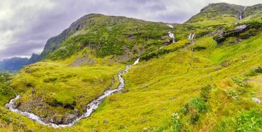 Norveç 'te bir dağda, yokuş aşağı akan küçük bir nehir.