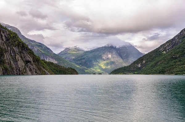 Ognisty Krajobraz Norwegii Górami Tle Chmurami — Zdjęcie stockowe