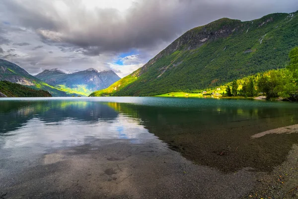 Güzel Yansımaları Dağları Olan Güzel Bir Göl — Stok fotoğraf