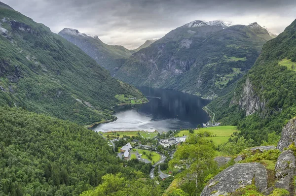 Norveç 'teki göl ve dağların üzerinden Geiranger' nin ateşini görmek