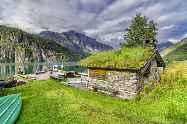 Cabin Next Lake Grass Roof Norway Mountains Back Ground — Stock Photo, Image
