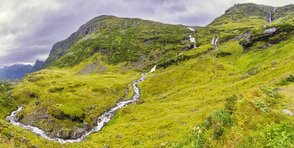 Norveç 'te bir dağda, yokuş aşağı akan küçük bir nehir.