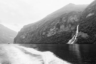 Norveç 'te bir şelalede yedi kız kardeşin önünde bir şelale.