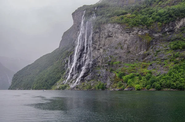 Yağmurlu Sisli Bir Günde Norveç Bir Fiyortta Yedi Kardeş Şelalenin — Stok fotoğraf