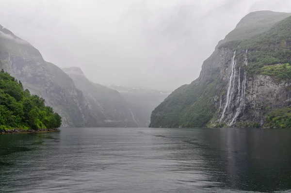 Sept Sœurs Cascade Avec Eau Calme Dans Fjord Dans Nord — Photo