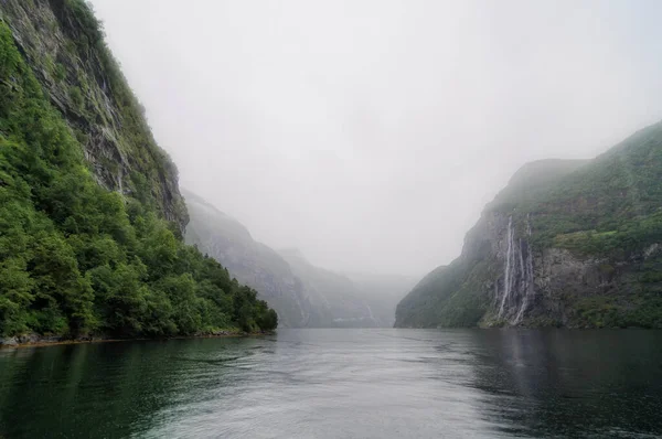 Cascades Tombant Dans Fjord Par Une Journée Brumeuse Norway — Photo