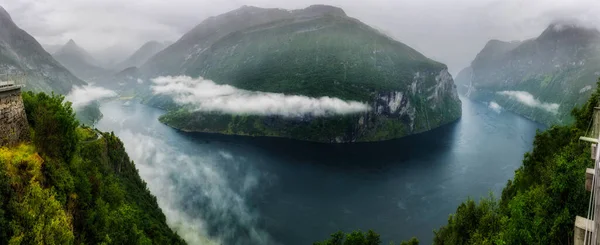 Vista Panoramica Del Geiranger Fiordo Con Nuvole Lungo Scogliere — Foto Stock