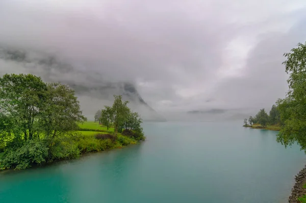 Mavi Turkuaz Norveç Bir Fiyortta Çok Fazla Bulut Sis Var — Stok fotoğraf