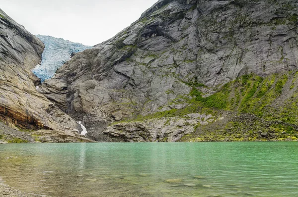 从挪威冰川融化的水中看到冰川和河流的景观 — 图库照片