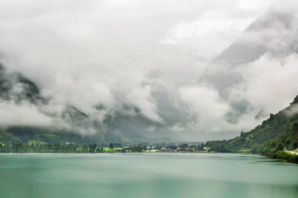 Панорамний Вид Село Поруч Фіордом Норвегії Хмарами Горах — стокове фото