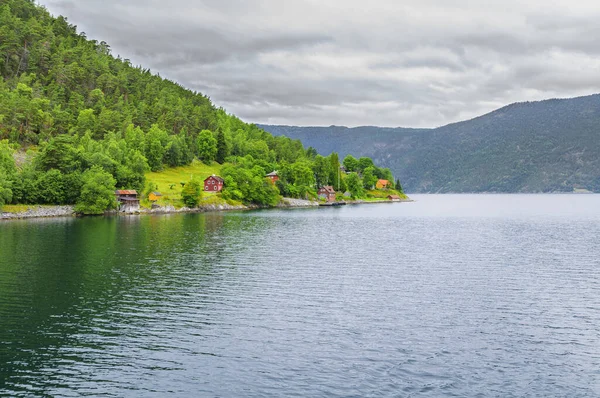 Ładne Drewniane Domki Nad Jeziorem Ognistym Otoczone Górami Norwegii — Zdjęcie stockowe