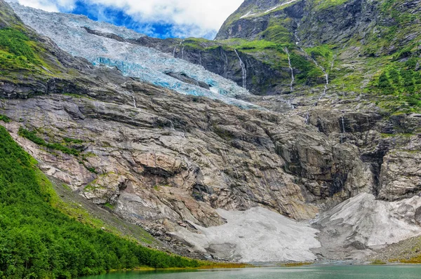Yazın Norveç Bir Ateşin Yanındaki Dağa Düşen Buzul — Stok fotoğraf