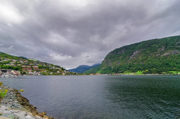 Brzeg Ognistego Jeziora Skałami Górami Letni Dzień Norwegii — Zdjęcie stockowe