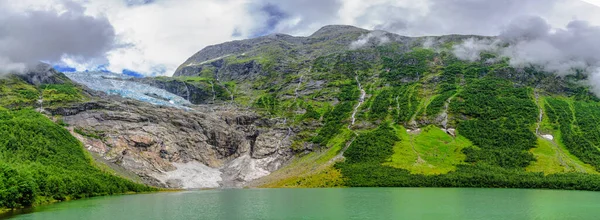Hielo Glaciar Que Cae Una Montaña Junto Fiordo Noruega Verano — Foto de Stock
