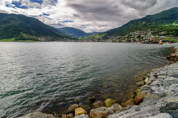 Norveç 'te bir yaz günü, kayaları ve dağları olan bir fiord gölünün kıyısında.