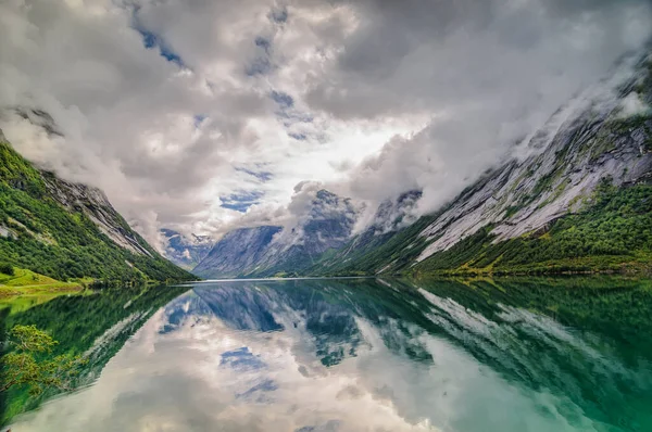 Belles Reflets Sur Une Eau Claire Calme Dans Fjord Norvège — Photo