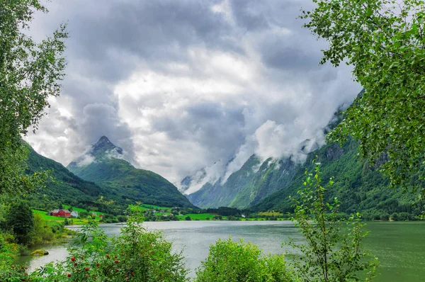 Norveç Bulutlu Bir Gökyüzü Olan Dağlarla Çevrili Orman Arasında Bir — Stok fotoğraf