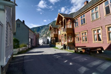 Norveç 'te Laerdal olarak bilinen ahşap evlerle yapılmış geleneksel bir balıkçı köyü. Sognefiord' un ya da rüyaların filordunun yanında.