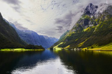 Rüyaların fiord 'unun sonu. Gudvangen köyüne varan dar fiord olarak biliniyor.