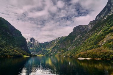 Rüyaların fiord 'unun sonu. Gudvangen köyüne varan dar fiord olarak biliniyor.