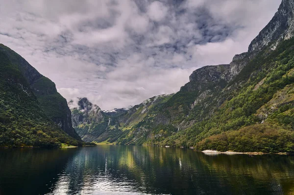 Rüyaların fiord 'unun sonu. Gudvangen köyüne varan dar fiord olarak biliniyor.
