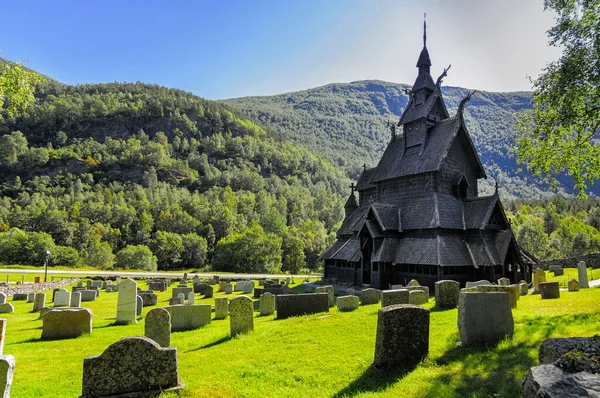 Norveç 'te geleneksel ahşap kilise, mezarlık kilise ve mezarların yanında.
